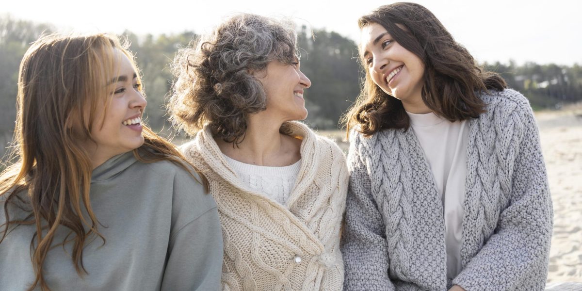 madre-pasar-tiempo-en-la-playa-con-sus-dos-hijas